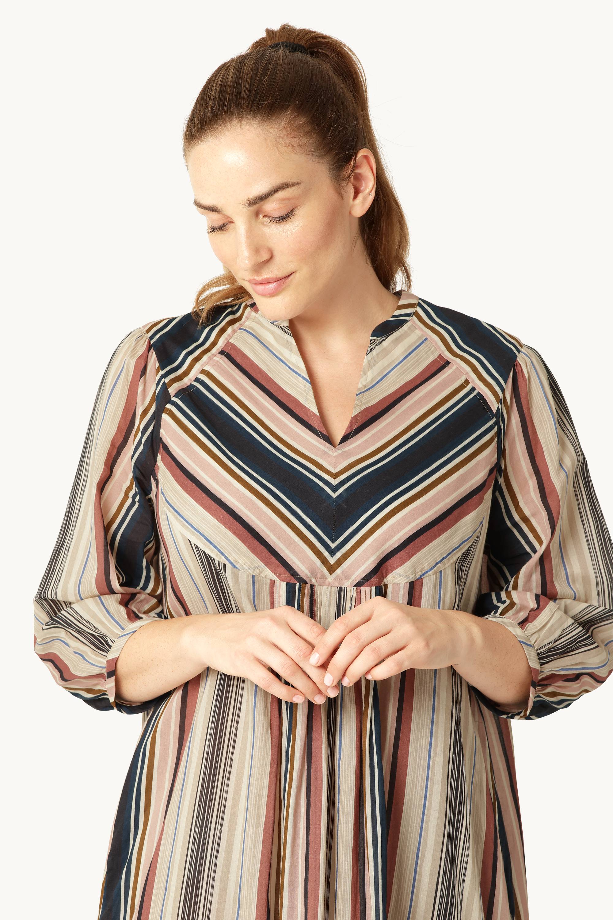 Langes Kleid mit Ballonärmeln Pintuck - Beige Organic Stripe