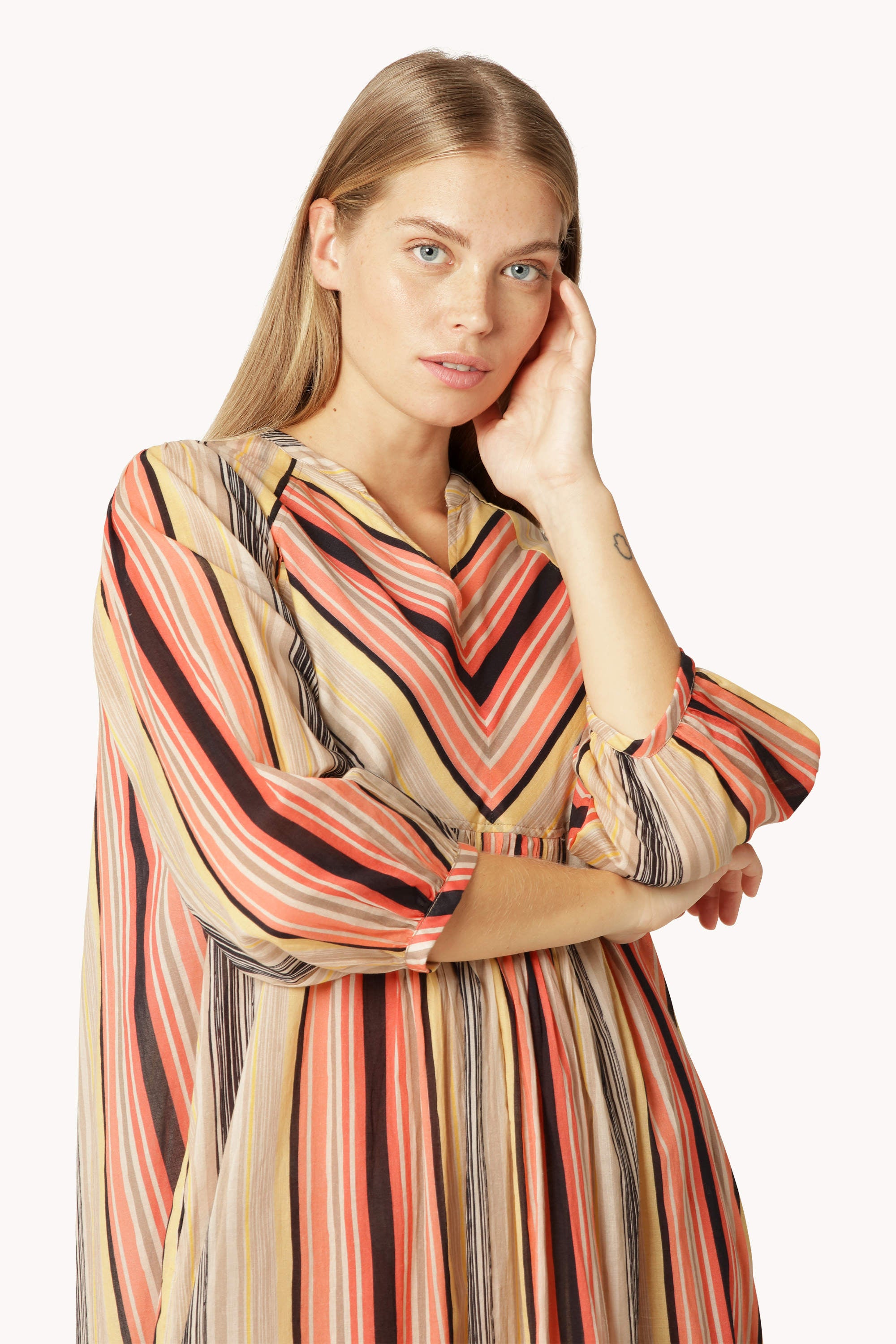 Langes Kleid mit Ballonärmeln Pintuck - Red Organic Stripe